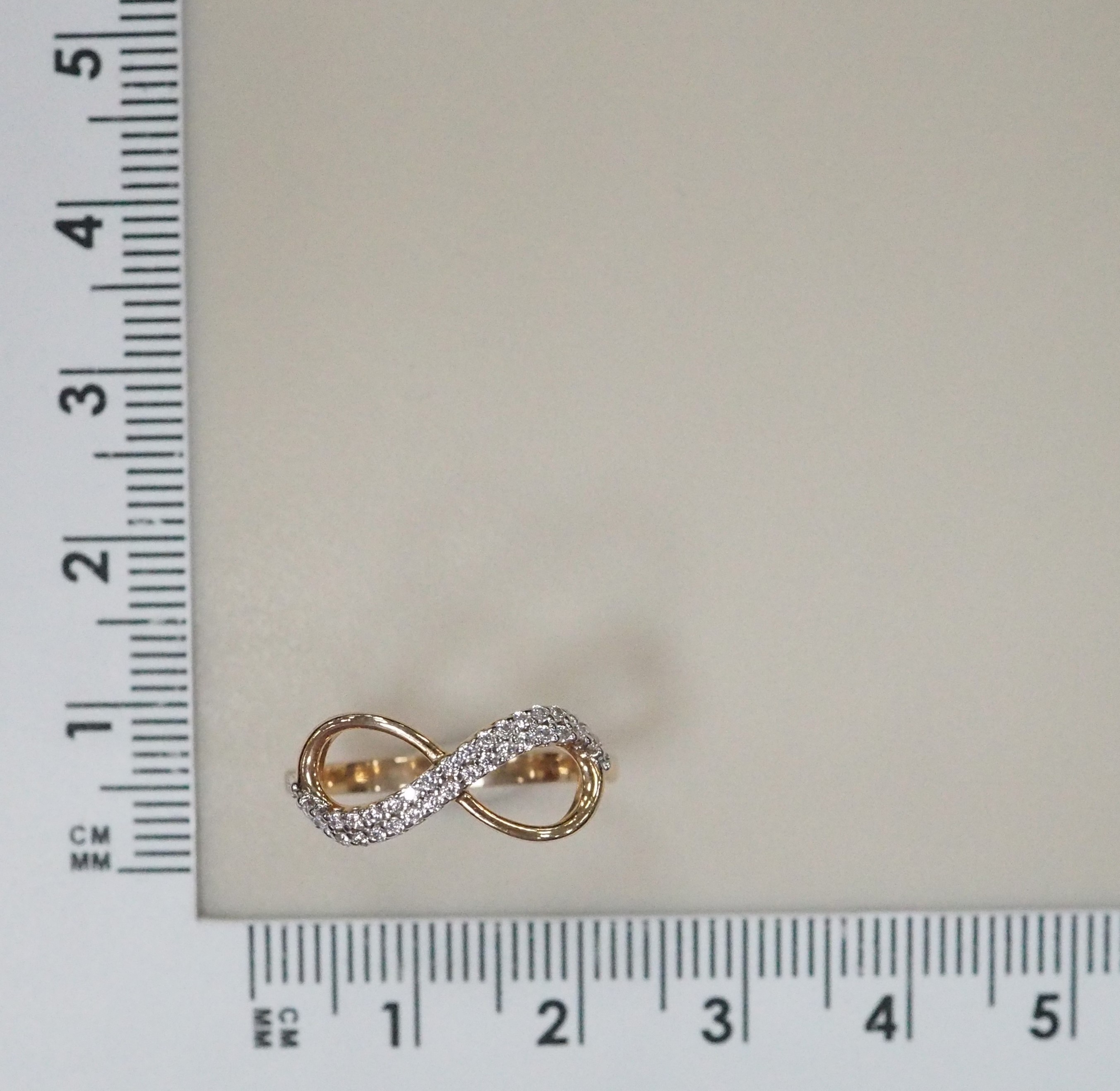 Серебряное кольцо с фианитами "Знак бесконечности"